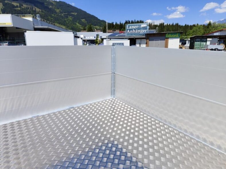 Aluminiumriffelblech bei Laner Anhänger
