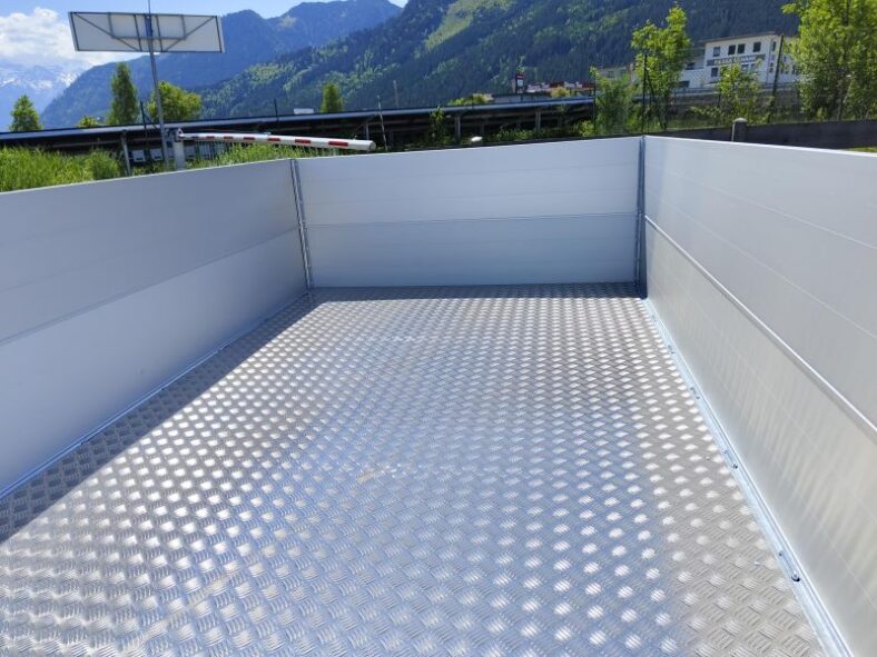 Aluminiumriffelblech bei Laner Anhänger