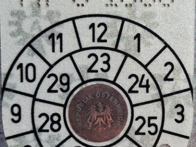 neuwertiger Eduard Hochlader 256x150cm 750kg mit 30cm Aufsatzbordwänden Laner Anhänger