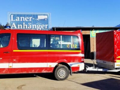 Eduard HL 311 x 200 - 2700kg mit beschriftetem Planenaufbau Laner Anhänger