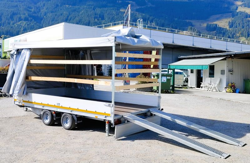 neuwertiger Eduard Hochlader mit grauem Planenaufbau mit Schiebeplane Laner Anhänger