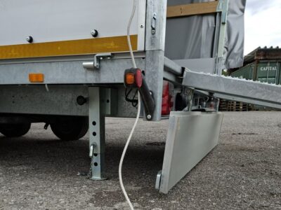 neuwertiger Eduard Hochlader mit grauem Planenaufbau mit Schiebeplane Laner Anhänger