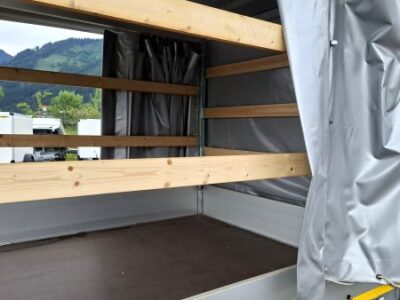 neuwertiger Eduard Hochlader mit grauem Planenaufbau mit Schiebeplane Laner Anhänger