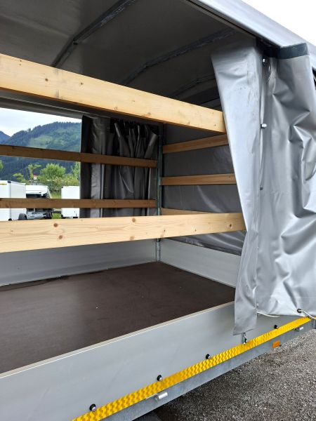 neuwertiger Eduard Hochlader mit grauem Planenaufbau mit Schiebeplane Laner Anhänger