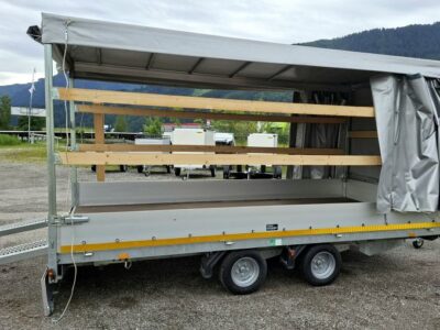 neuwertiger Eduard Hochlader mit grauem Planenaufbau mit Schiebeplane Laner Anhänger