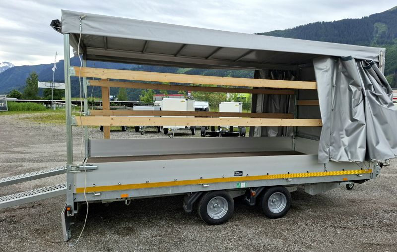 neuwertiger Eduard Hochlader mit grauem Planenaufbau mit Schiebeplane Laner Anhänger