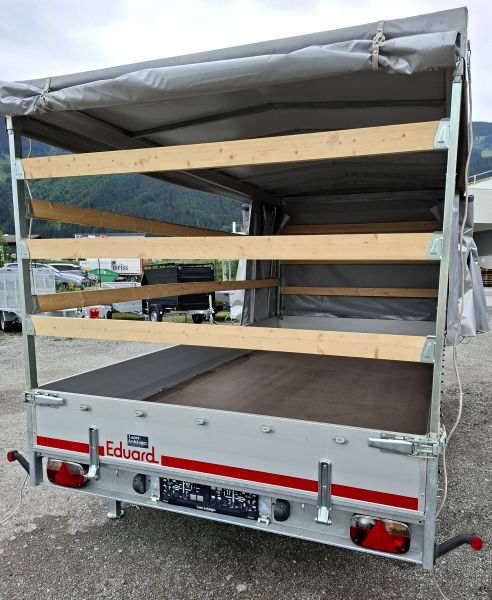 neuwertiger Eduard Hochlader mit grauem Planenaufbau mit Schiebeplane Laner Anhänger