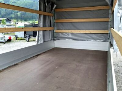 neuwertiger Eduard Hochlader mit grauem Planenaufbau mit Schiebeplane Laner Anhänger