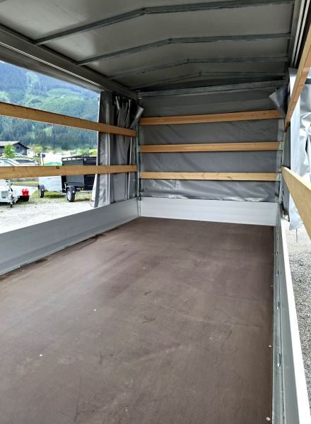 neuwertiger Eduard Hochlader mit grauem Planenaufbau mit Schiebeplane Laner Anhänger