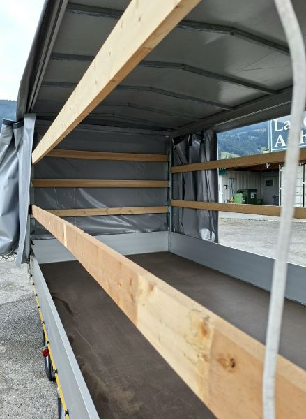 neuwertiger Eduard Hochlader mit grauem Planenaufbau mit Schiebeplane Laner Anhänger
