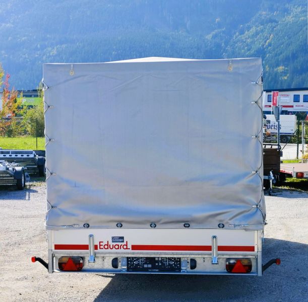 neuwertiger Eduard Hochlader mit grauem Planenaufbau mit Schiebeplane Laner Anhänger