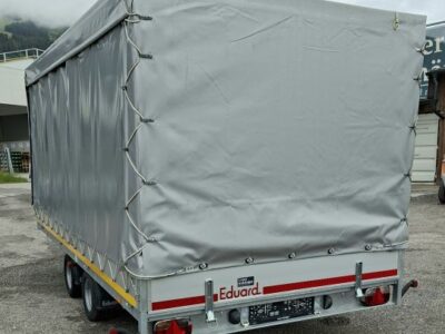 neuwertiger Eduard Hochlader mit grauem Planenaufbau mit Schiebeplane Laner Anhänger