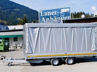 neuwertiger Eduard Hochlader mit grauem Planenaufbau mit Schiebeplane Laner Anhänger