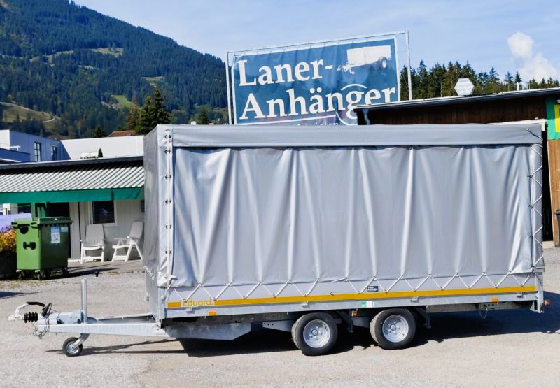neuwertiger Eduard Hochlader mit grauem Planenaufbau mit Schiebeplane Laner Anhänger