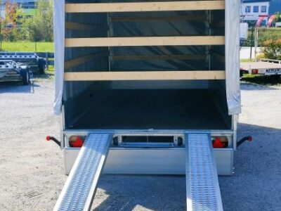 neuwertiger Eduard Hochlader mit grauem Planenaufbau mit Schiebeplane Laner Anhänger