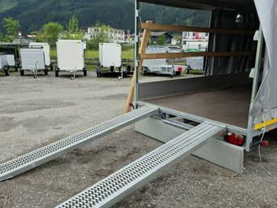 neuwertiger Eduard Hochlader mit grauem Planenaufbau mit Schiebeplane Laner Anhänger