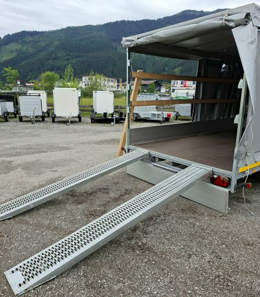 neuwertiger Eduard Hochlader mit grauem Planenaufbau mit Schiebeplane Laner Anhänger