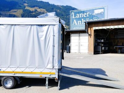 neuwertiger Eduard Hochlader mit grauem Planenaufbau mit Schiebeplane Laner Anhänger
