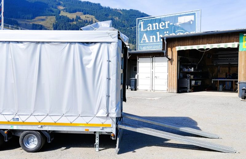 neuwertiger Eduard Hochlader mit grauem Planenaufbau mit Schiebeplane Laner Anhänger