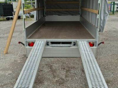neuwertiger Eduard Hochlader mit grauem Planenaufbau mit Schiebeplane Laner Anhänger