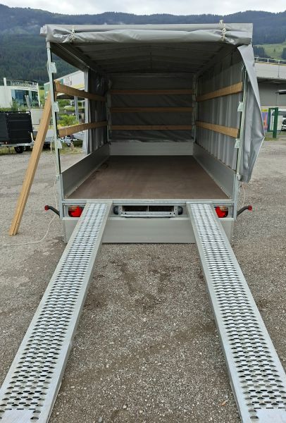 neuwertiger Eduard Hochlader mit grauem Planenaufbau mit Schiebeplane Laner Anhänger