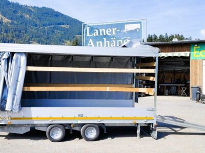 neuwertiger Eduard Hochlader mit grauem Planenaufbau mit Schiebeplane Laner Anhänger