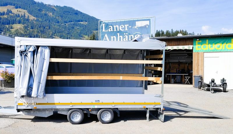 neuwertiger Eduard Hochlader mit grauem Planenaufbau mit Schiebeplane Laner Anhänger