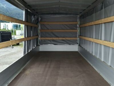 neuwertiger Eduard Hochlader mit grauem Planenaufbau mit Schiebeplane Laner Anhänger