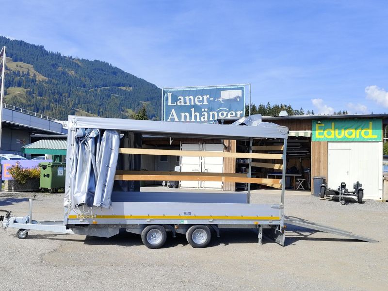neuwertiger Eduard Hochlader mit grauem Planenaufbau mit Schiebeplane Laner Anhänger