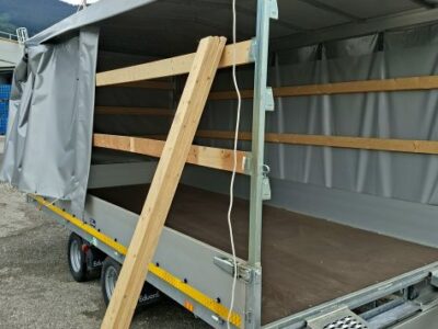 neuwertiger Eduard Hochlader mit grauem Planenaufbau mit Schiebeplane Laner Anhänger