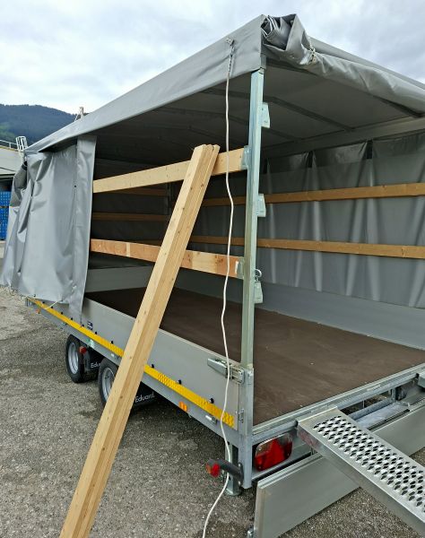 neuwertiger Eduard Hochlader mit grauem Planenaufbau mit Schiebeplane Laner Anhänger